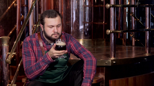 专业酿酒师在下班后停业停勤喝自己生产的啤酒视频