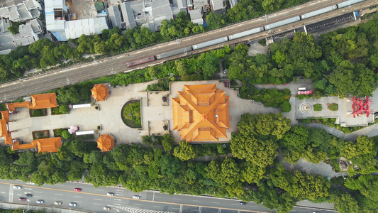 航拍现代火车与古代建筑黄鹤楼同框旅游地标景区素材视频
