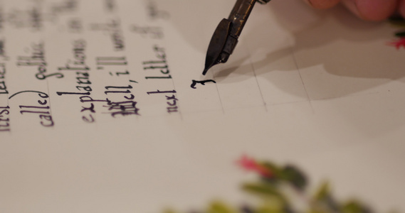 男人手用书法哥特式字母写一封装饰信男子用笔尖笔和墨水视频