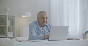 男子在家里用笔记本电脑工作15秒视频