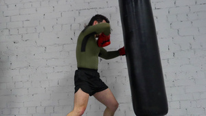 男子拳击手在拳击俱乐部用膝盖和肘部拳击战斗袋的手套12秒视频
