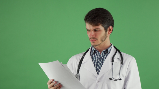 检查医疗文件的有吸引力的男性执业医师视频