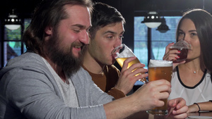 长胡子的男人在酒吧和朋友一起喝着美味的啤酒9秒视频