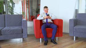 在办公室用红色椅子顶着红椅子的领头经理17秒视频