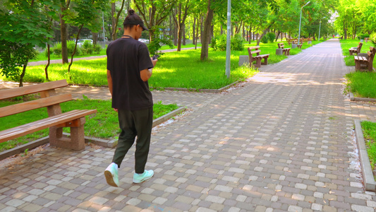 使用移动短信信息在城市行走的人视频