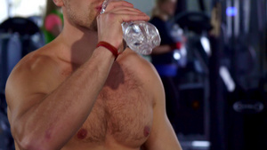 男人在健身房喝水15秒视频