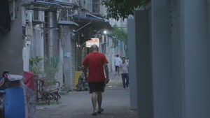 城市老街街坊邻居夏天散步居家生活娱乐运动健身街景【该视频无肖像权，请勿商用】17秒视频