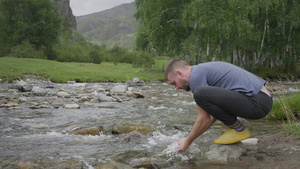 男人在山河中洗脸12秒视频
