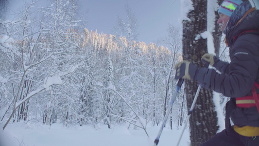 雪地森林滑雪上一个男人的肖像视频