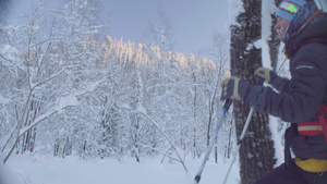 雪地森林中徒步的男人49秒视频