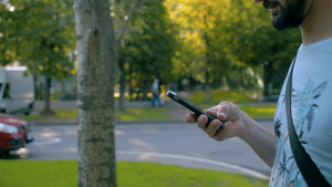 男人用智能电话走路44秒视频