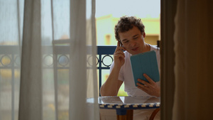 男人忙于电话交谈和使用平板电脑21秒视频