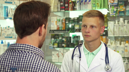 医生在药店与头痛病人交谈视频