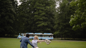 年轻可爱的情侣在公园里玩得开心12秒视频