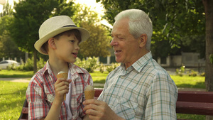 高三和孙子在长椅上吃冰淇淋6秒视频