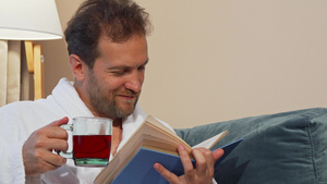 成年男子有芳香热茶在家里看书穿浴袍13秒视频