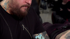 一个在纹身店工作的专业纹身艺术家的滑动镜头13秒视频
