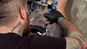 一名纹身艺术家在男性顾客胸口做刺青14秒视频