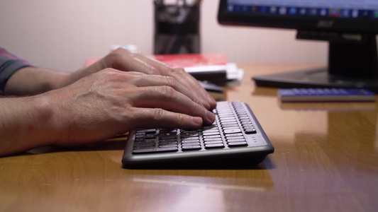 男人手在键盘上打字视频