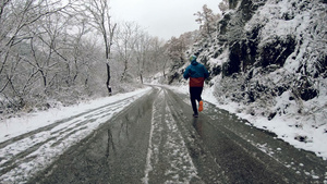 冬季在山路上奔跑25秒视频