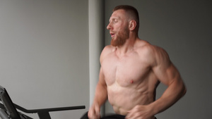 男子跑步跑步机健身房运动员慢跑室内减肥锻炼慢跑者跑步24秒视频