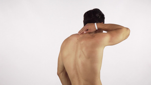 一名患有颈部和背部疼痛的肌肉男运动员的后视镜头11秒视频