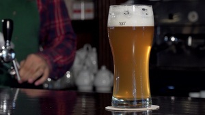 酒保从酒吧柜台拿杯啤酒来14秒视频