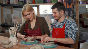 在其陶瓷店工作的青年创业者人数11秒视频