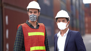 工人在室外仓库工厂戴着防护面罩和安全帽安全行业工人10秒视频