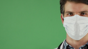 戴着医疗面具的男男性医生笑笑喜悦地微笑14秒视频