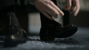 男子系皮鞋18秒视频