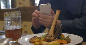 男用手机拍摄菜的相片11秒视频