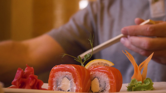 在日本餐厅吃寿司卷时男人用手对着棍子视频