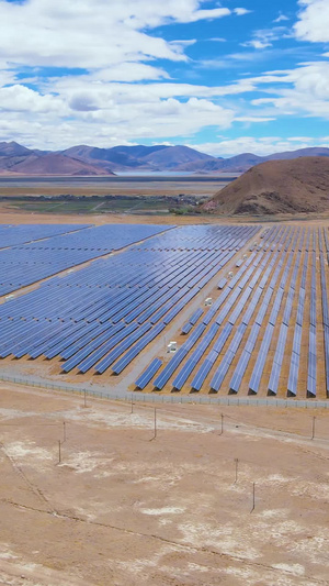 航拍大型太阳能发电站新能源电能山地光伏电站光伏新能源电站太阳能板88秒视频