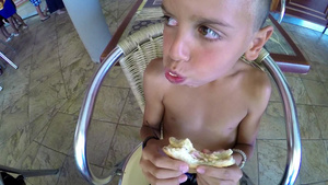 饿着肚子的搞笑男孩吃烤面包三明治慢动作27秒视频