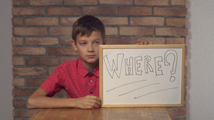 肖像小男孩展示白板用笔迹字词写在哪里8秒视频