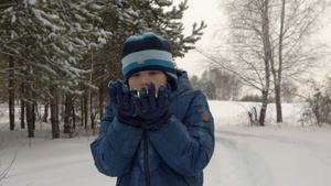 少年男孩从他的手中吹雪13秒视频