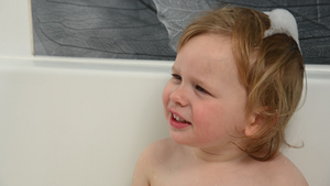 小男孩洗澡时用洗发水洗头发23秒视频
