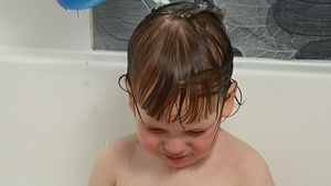 小男孩在淋浴水中洗头发29秒视频