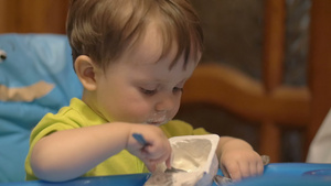 男孩用勺子吃东西44秒视频