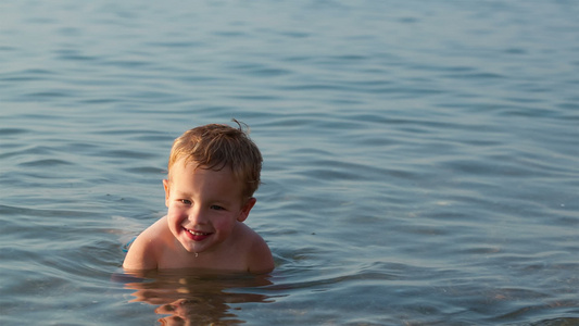在海中微笑的小男孩视频