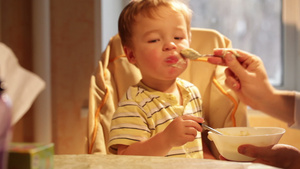 小男孩吃粥30秒视频