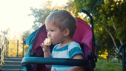 小男孩吃冰淇淋视频