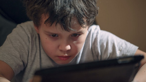 男孩忙着用平板电脑13秒视频