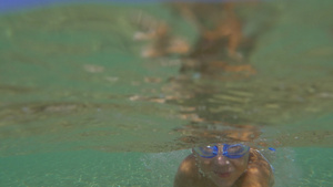 男孩在海洋水下游泳的护目镜20秒视频