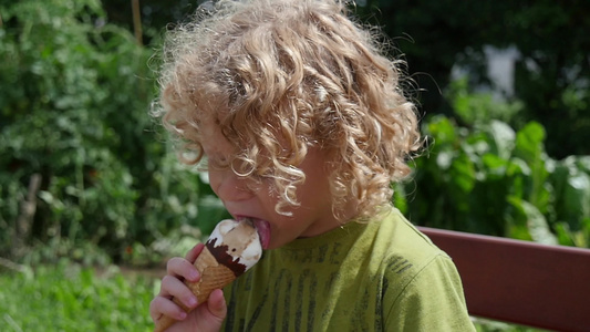 金发小男孩吃冰淇淋视频