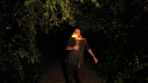 晚上男孩在树林里手拿着火炬210秒视频