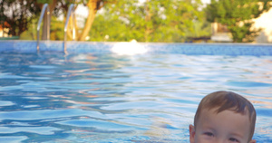 可爱的小孩在户外游泳池游泳32秒视频
