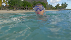 小男孩戴着浮潜面具在游泳28秒视频