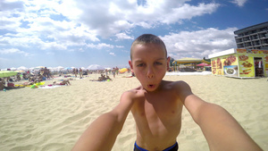 头晕的男孩在沙滩上晃来晃去4公里16秒视频